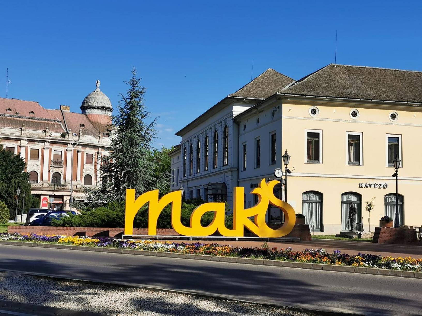 Marusius Apartmanhaz Makó Buitenkant foto